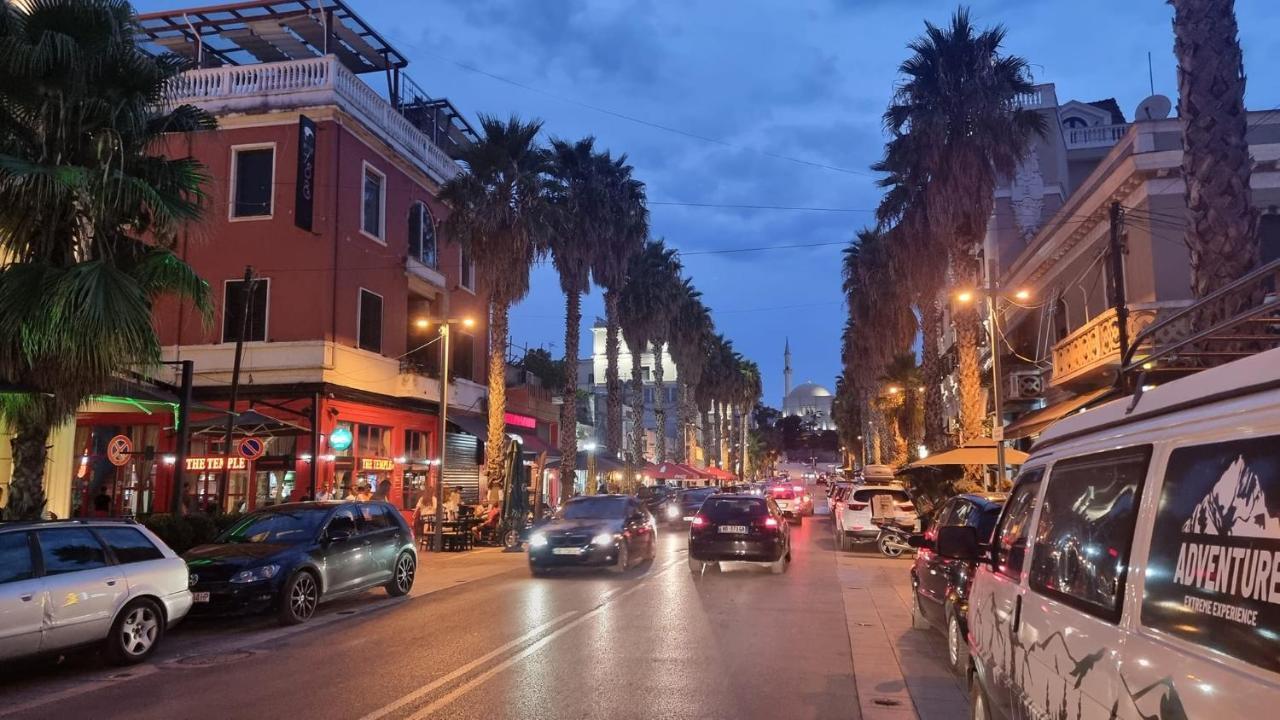 Old Town Boulevard Apartment In City Center ドゥラス エクステリア 写真