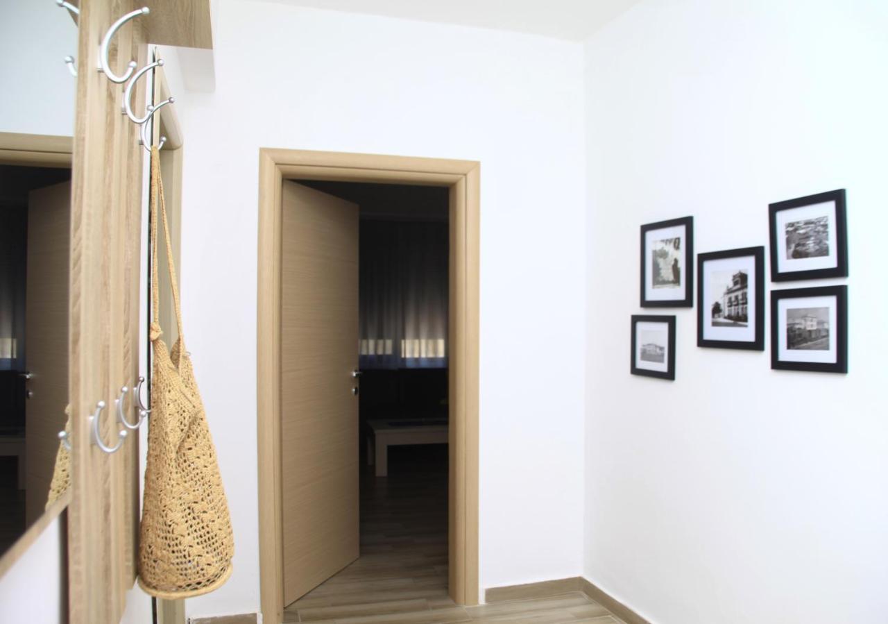 Old Town Boulevard Apartment In City Center ドゥラス エクステリア 写真