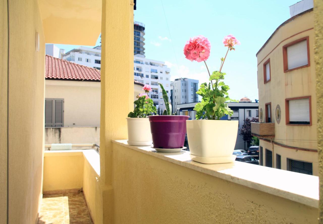 Old Town Boulevard Apartment In City Center ドゥラス エクステリア 写真