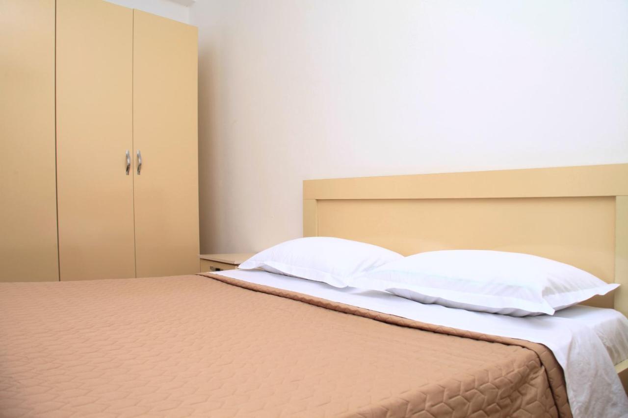 Old Town Boulevard Apartment In City Center ドゥラス エクステリア 写真
